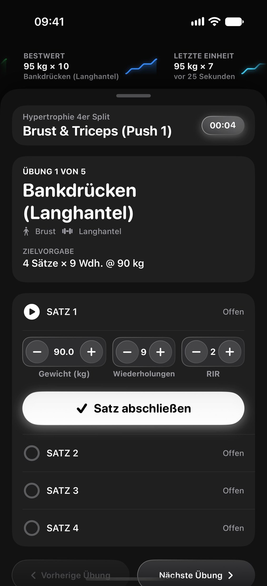 Aktives Workout: Bankdrücken, Satz 1 von 4 mit Gewicht, Wiederholungen und Pausen-Timer